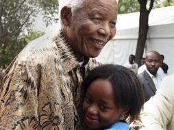 Imagen que muestra a Nelson Mandela con su bisnieta Zenani, quien falleció a causa de un percance automovilístico. REUTERS  /