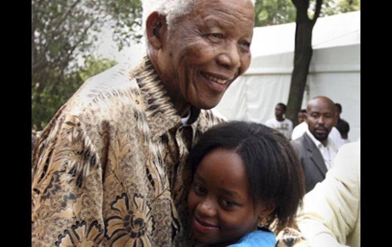 Imagen que muestra a Nelson Mandela con su bisnieta Zenani, quien falleció a causa de un percance automovilístico. REUTERS  /