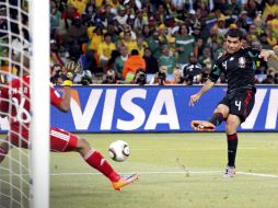 Rafael Márquez al momento de disparar y marcar el gol del empate del Tri. REUTERS  /