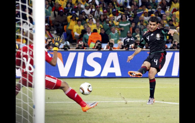 Rafael Márquez al momento de disparar y marcar el gol del empate del Tri. REUTERS  /