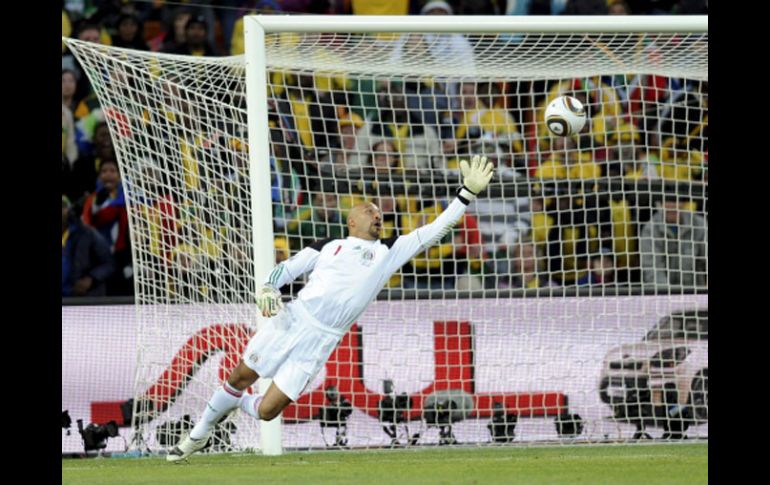 Acción del gol de Tshabalala que no pudo detener Óscar Pérez. EFE  /