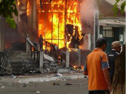 Muchos edificios, tiendas y automóviles fueron incendiados. REUTERS  /