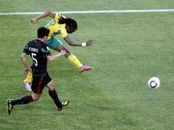 Tshabalala al momento de disparar para marcar el primer gol del encuentro. EFE  /