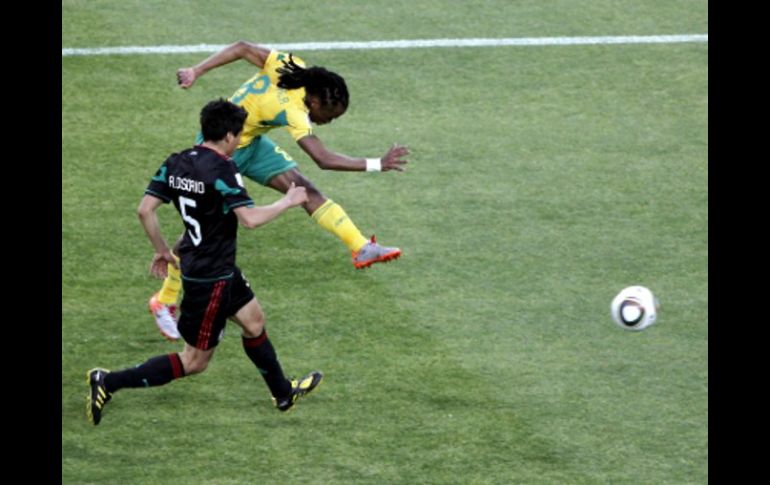 Tshabalala al momento de disparar para marcar el primer gol del encuentro. EFE  /