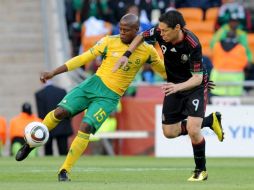 Guillermo Franco disputa una pelota con el jugador sudafricano Lucas Thwala. EFE  /