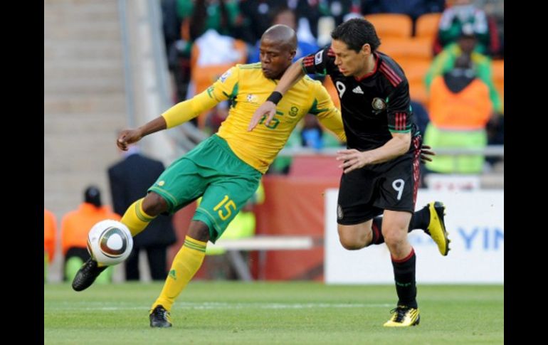 Guillermo Franco disputa una pelota con el jugador sudafricano Lucas Thwala. EFE  /