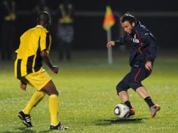 Giampolo Pazzini controla la pelota ante la marca de un jugador del club sudafricano. EFE  /