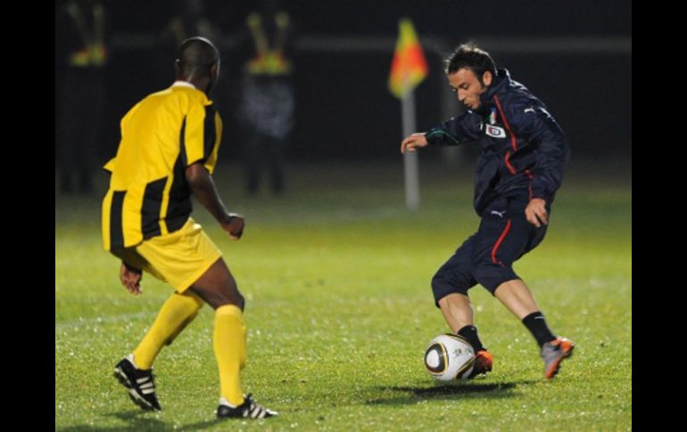 Giampolo Pazzini controla la pelota ante la marca de un jugador del club sudafricano. EFE  /