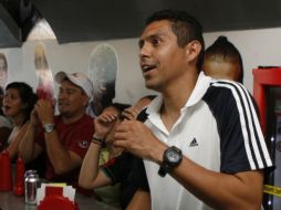 Ramón Morales viendo el partido de México en su restaurante. M. FREYRIA  /