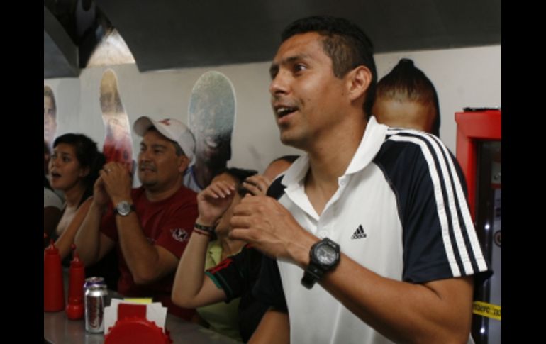 Ramón Morales viendo el partido de México en su restaurante. M. FREYRIA  /