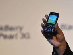 El director gerente de RIM, muestra la nueva Blackberry Pearl 3G durante su lanzamiento. AFP  /