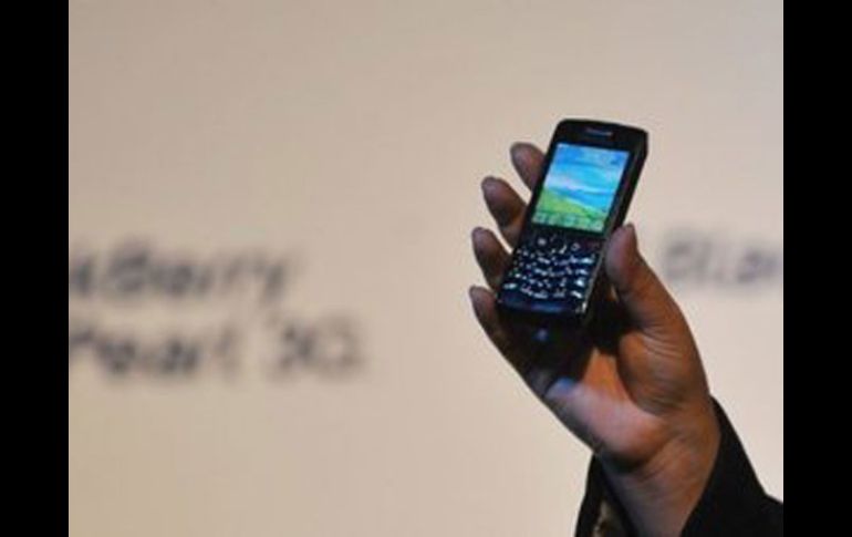 El director gerente de RIM, muestra la nueva Blackberry Pearl 3G durante su lanzamiento. AFP  /