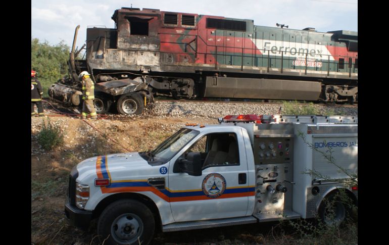 A causa del accidente la circulación en la vía del tren quedó imposibliltada. ESPECIAL  /