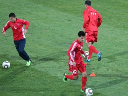 Jugadores de Corea del Norte participan en un entrenamiento en el estadio Makhulong de Tembisa. EFE  /