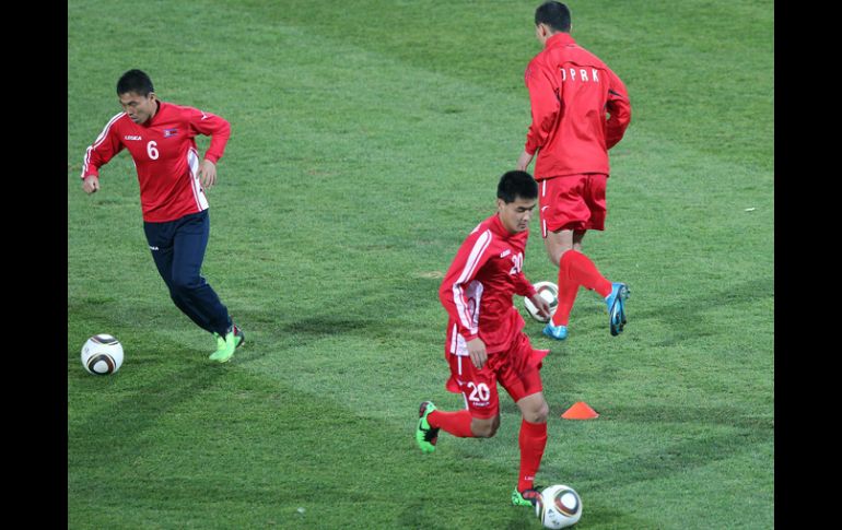 Jugadores de Corea del Norte participan en un entrenamiento en el estadio Makhulong de Tembisa. EFE  /