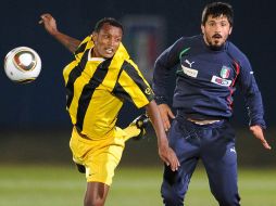 El italiano Gennaro Gattuso (der.) disputa el balón con un jugador del equipo sudafricano Gauteng All Star. EFE  /