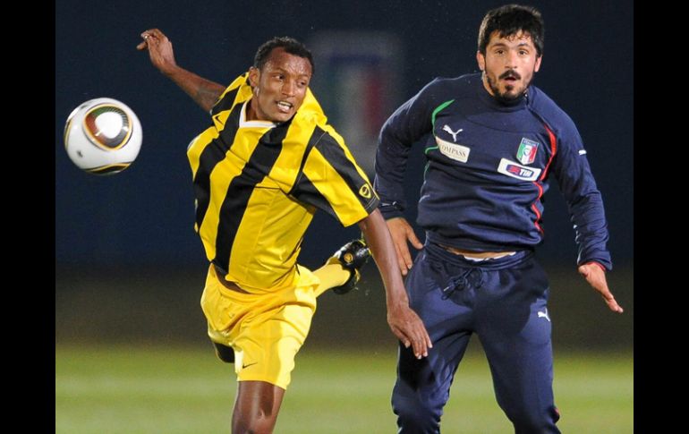 El italiano Gennaro Gattuso (der.) disputa el balón con un jugador del equipo sudafricano Gauteng All Star. EFE  /