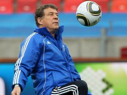 El entrenador de la Selección Griega, Otto Rehhagel, domina el balón durante el último entrenamiento de su equipo. EFE  /