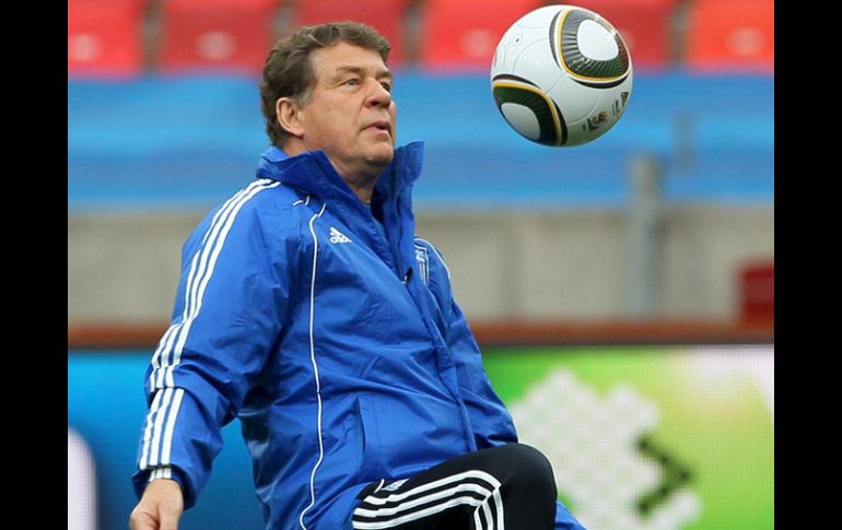 El entrenador de la Selección Griega, Otto Rehhagel, domina el balón durante el último entrenamiento de su equipo. EFE  /