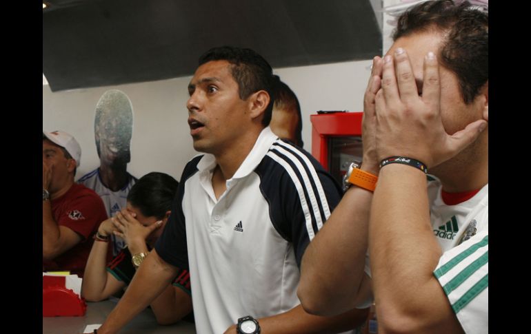 Ramón vio el partido del Tricolor con su familia, en el restaurante de tortas ahogadas que tiene en esta ciudad. M. FREYRIA  /