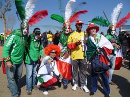 Los penachos y las banderas mexicanas sobresalen en los aficionados que apoyan al Tri. E. López  /