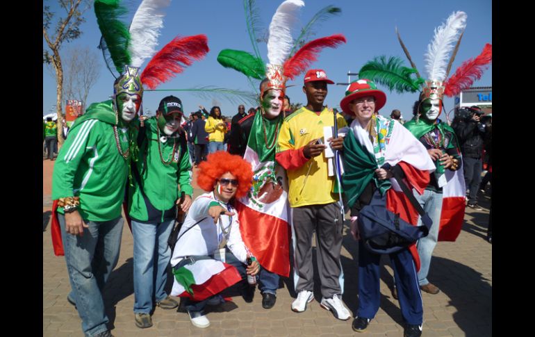 Los penachos y las banderas mexicanas sobresalen en los aficionados que apoyan al Tri. E. López  /