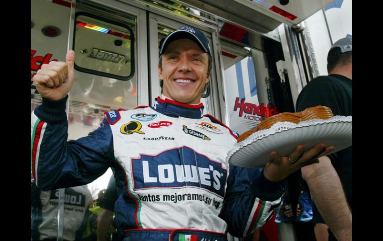 Adrián Fernández recibió físicamente el Trofeo Pedro Rodríguez en Le Mans, Francia. MEXSPORT  /