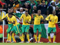 Los sudafricanos bailan celebrando el gol de su compañero. NTX  /