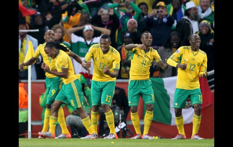 Los sudafricanos bailan celebrando el gol de su compañero. NTX  /