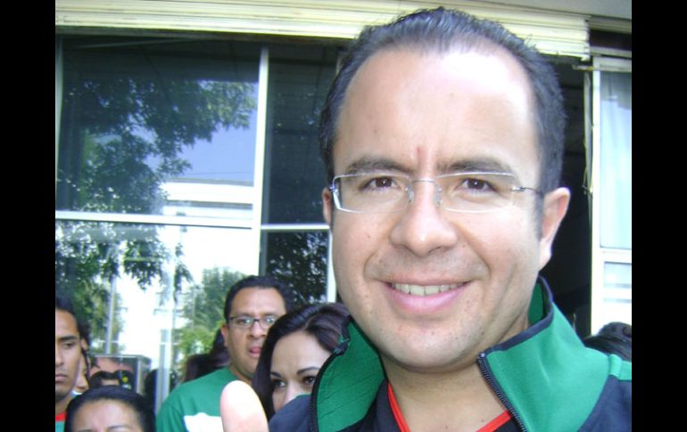 César Nava siguió el partido de futbol entre México y Sudáfrica junto con los candidatos de la Coalición por Puebla. EL UNIVERSAL  /