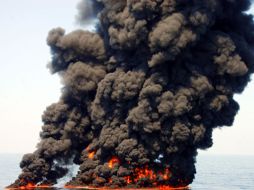 Guarda costas queman aceite de forma controlada, que proviene del derrame de petróleo en el Golfo de México. NTX  /