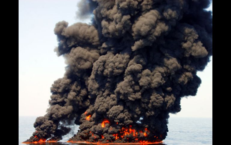 Guarda costas queman aceite de forma controlada, que proviene del derrame de petróleo en el Golfo de México. NTX  /