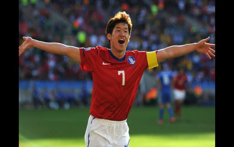 Park Ji Sung festejó de esta manera su gol en el partido ante Grecia. REUTERS  /