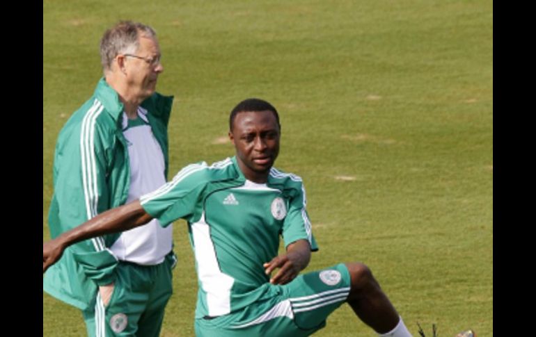 Lars Lagerback durante un entrenamiento del cuadro nigeriano. AP  /