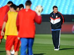 Radomir Antic observa el entrenamiento previo al debut de Serbia. EFE  /