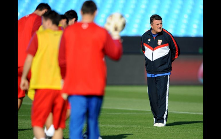 Radomir Antic observa el entrenamiento previo al debut de Serbia. EFE  /