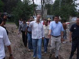 El alcalde de Tlajomulco, Enrique Alfaro, convocó ayer a un recorrido para supervisar  las acciones contra inundaciones. ESPECIAL  /