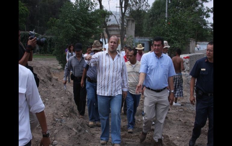 El alcalde de Tlajomulco, Enrique Alfaro, convocó ayer a un recorrido para supervisar  las acciones contra inundaciones. ESPECIAL  /