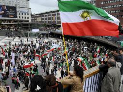 Simpatizantes de los opositores al régimen iraní ondean banderas en la plaza Serge, en Estocolmo, Suecia. EFE  /