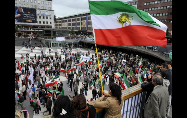 Simpatizantes de los opositores al régimen iraní ondean banderas en la plaza Serge, en Estocolmo, Suecia. EFE  /