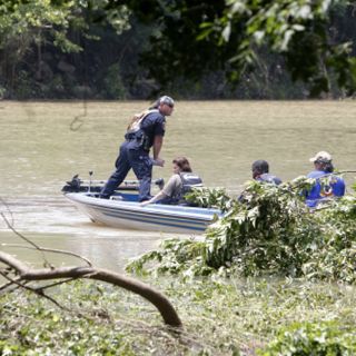 Buscan sobrevivientes de súbita riada en bosque de Arkansas