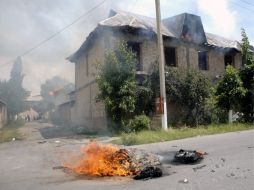 Uzbecos en Osh dijeron que pandillas ayudadas por el Ejército estaban cometiendo genocidio e incendiando sus casas. AP  /