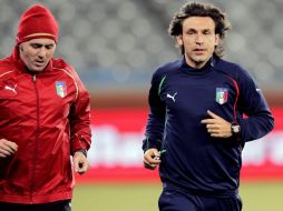 Andrea Pirlo, acompañado de Paolo Bertelli, durante el entrenamiento de la Selección italiana. EFE  /