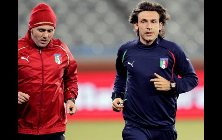 Andrea Pirlo, acompañado de Paolo Bertelli, durante el entrenamiento de la Selección italiana. EFE  /