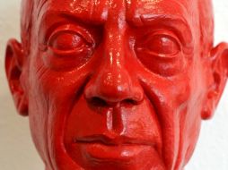 Un busto pintado de rojo del pintor español Pablo Picasso, obra del artista alemán Ottmar Hoerl. EFE  /