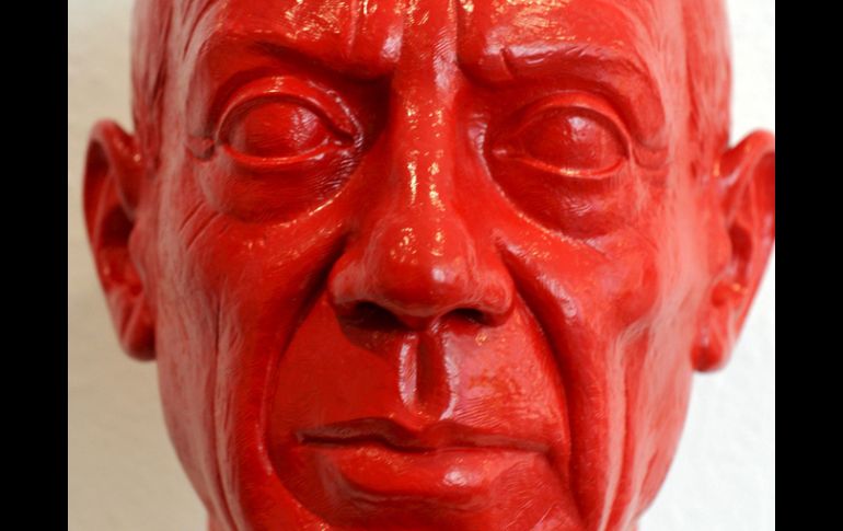 Un busto pintado de rojo del pintor español Pablo Picasso, obra del artista alemán Ottmar Hoerl. EFE  /