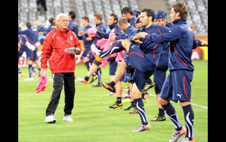 El director técnico de la Selección de Italia, Marcello Lippi, durante un entrenamiento. EFE  /