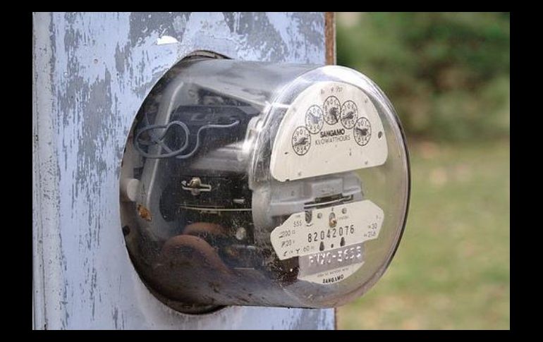 Los electricistas también ofrecen una calcomanía para pegar en el medidor de luz. ESPECIAL  /