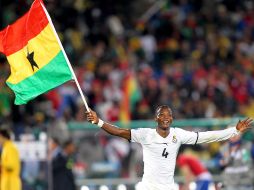 John Pantsil de Ghana celebra corriendo con la bandera de su país la victoria sobre Serbia. EFE  /