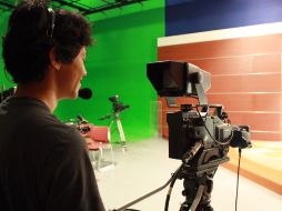 Los alumnos desarrollan su habilidades digitales en el los estudios de cine y televisión. A. HINOJOSA  /